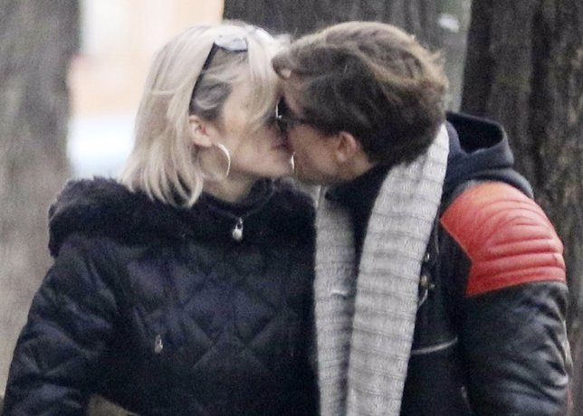 Adrián Lastra y su novia comparten besos de película en la capital 