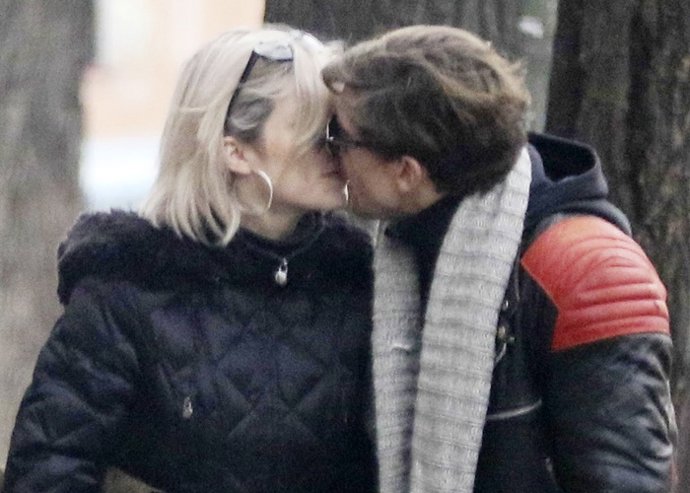 Adrián Lastra y su novia comparten besos de película en la capital 