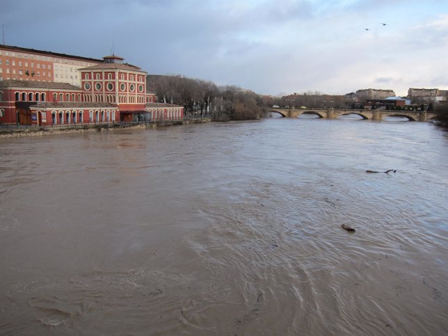 Imagen de la crecida del río Ebro a su paso por Logroño