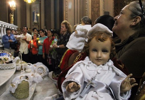 mexicanos llevan a bendecir al NIño Dios