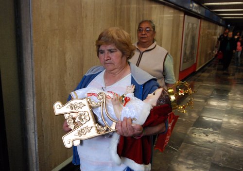 MUJER LLEVANDO A UN NIÑO DIOS DÍA DE LA CANDELARIA