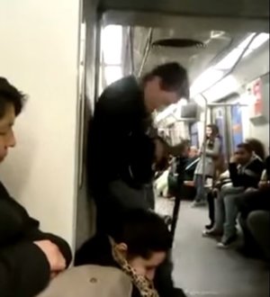 Personaje tocando en el metro