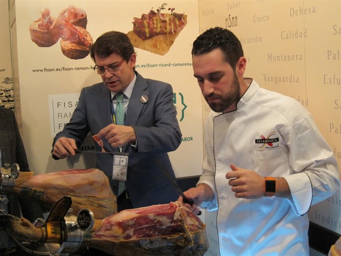 Fran Vicente corta jamón  junto al alcalde de Salamanca, Alfonso Fernández Mañue