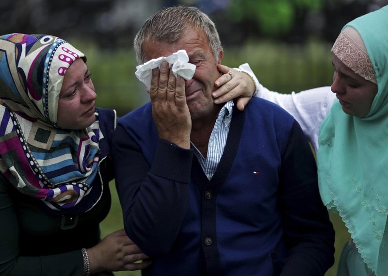 Un familiar de uno de los muertos del genocidio de