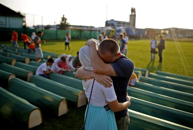 Una pareja de bosnios en el funeral conjunto de Prijedor