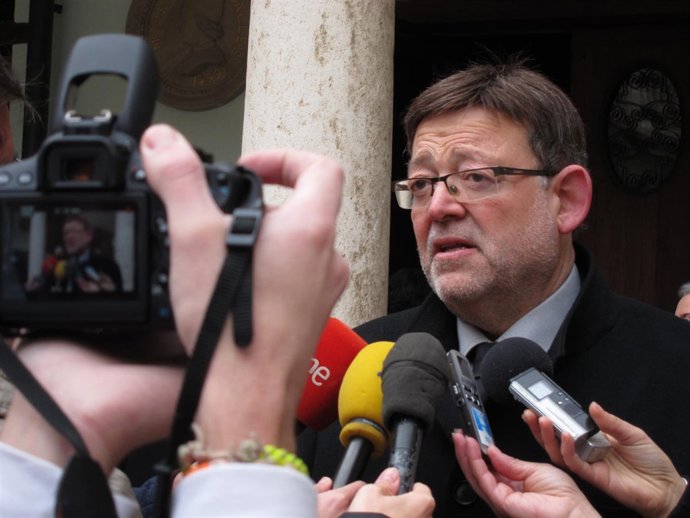 Ximo Puig atiende a los medios antes del congreso sobre reconstrucción cultural.