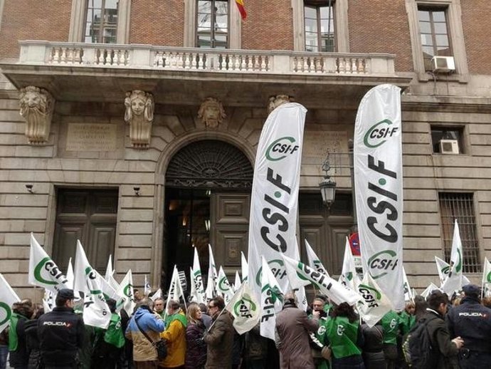 Concentración de CSI-F ante Hacienda por los recortes en Muface