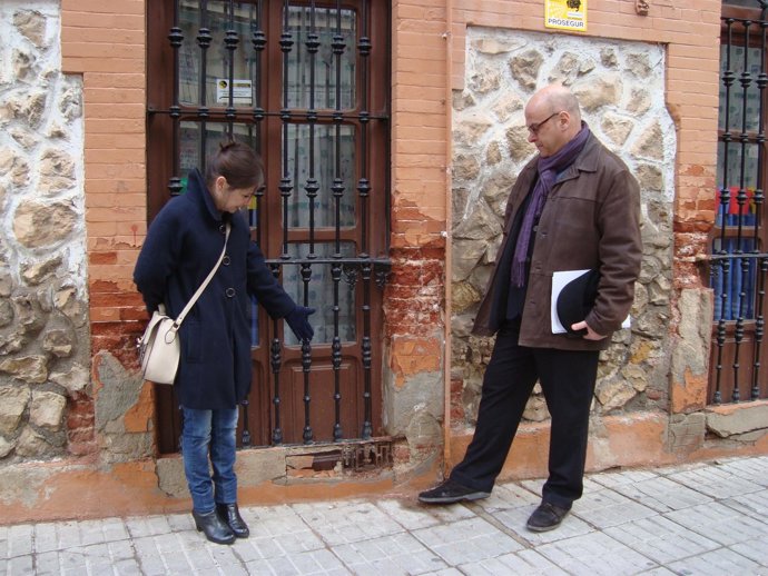 El PSOE, ante la fachada de la guardería Cervantes