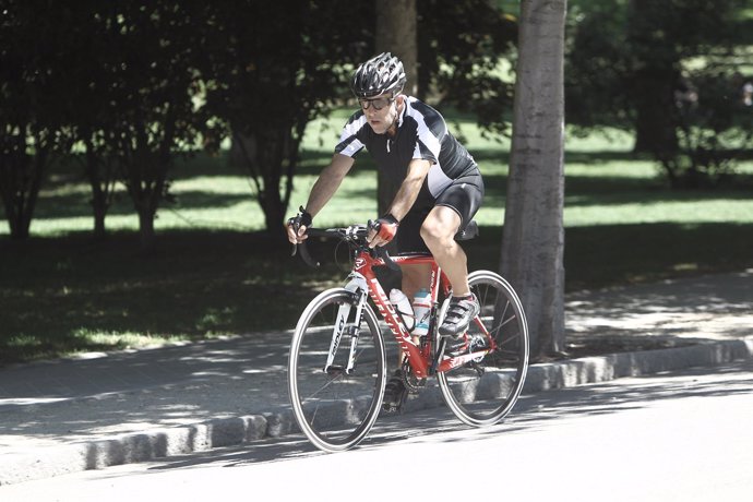 Recursos de gente en bici por un parque