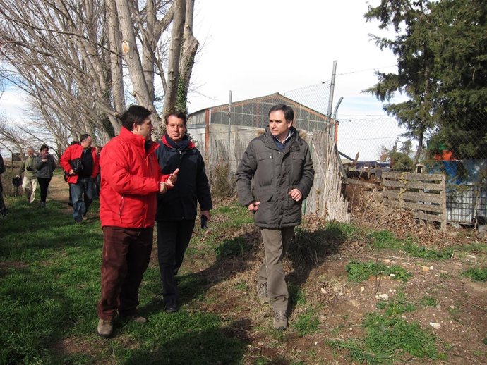 Jerónimo Blasco y Xavier de Pedro en su visita a la balsa de Larralde