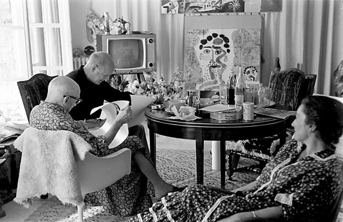 Pablo Picasso y William Hartmann, observados por Jacqueline [08-1966] 