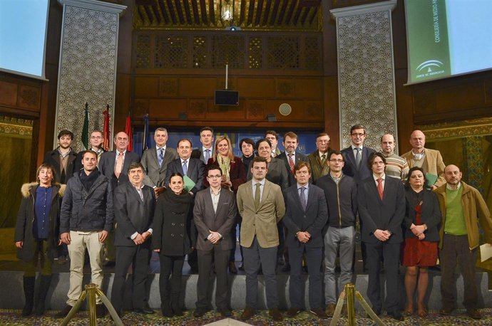 La consejera, María Jesús Serrano, con las empresas adheridas al SACE