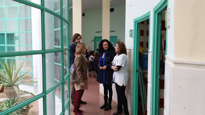 La delegada de Salud, Lourdes Martín, visita el centro de salud de Gibraleón. 