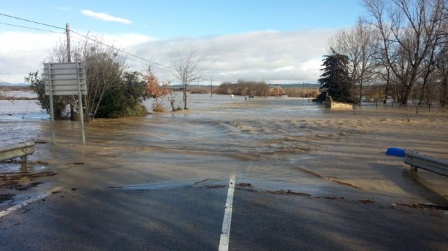Carretera de acceso a Miranda de Arga inundada.