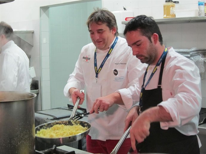 El cocinero Nicolás Sánchez (drcha) y otro miembro de su equipo en Madrid Fusión