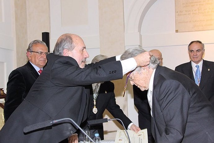 Juan Uriach recibe la Medalla de Oro de la Real Academia Nacional de Farmacia