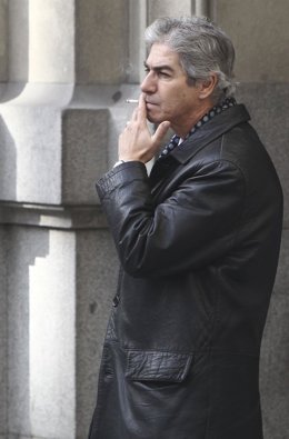 Recursos de gente fumando. 