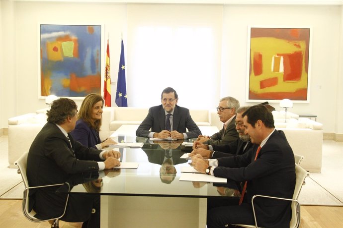 Mariano Rajoy junto a Fátima Báñez y los líderes de los sindicatos.