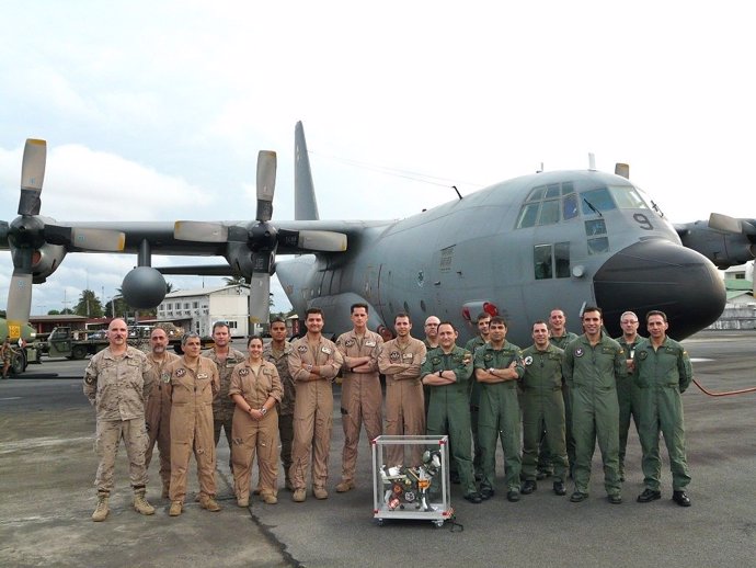 Tripulaciones de los dos aviones en la misión en Gabón