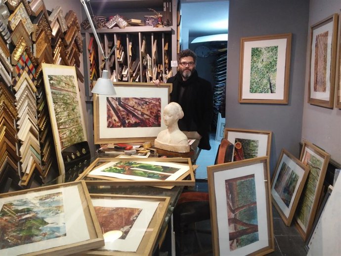 Marco Echevarría con sus obras