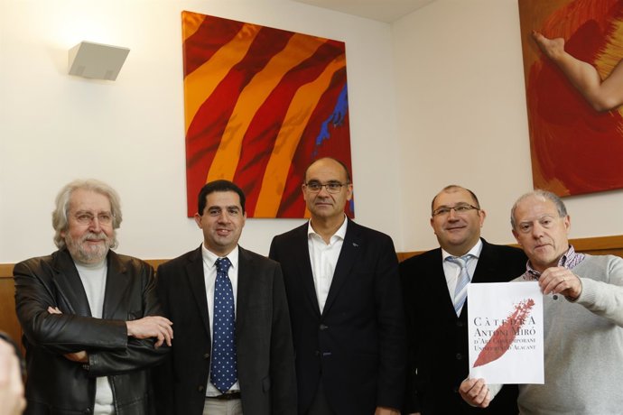Antoni Miró, primero por la izquierda, en la presentación de su Càtedra
