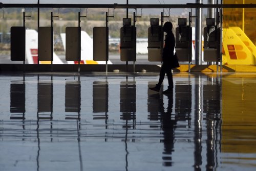 Un hombre camina por el Aeropuerto de Barajas