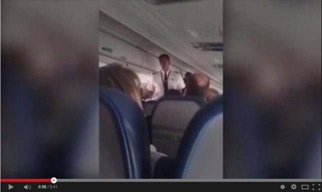 Imagen del piloto encerrado fuera de la cabina