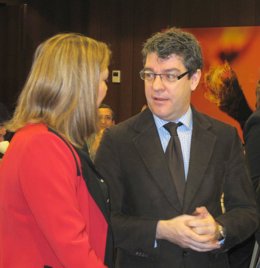 Álvaro Nadal charla con Pilar del Olmo