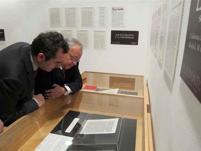 Santonja (drcha) contempla una de las ediciones de 'El Estudiante'