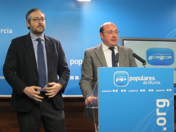 Pedro Antonio Sánchez junto a Víctor Manuel Martínez en la sede del PP
