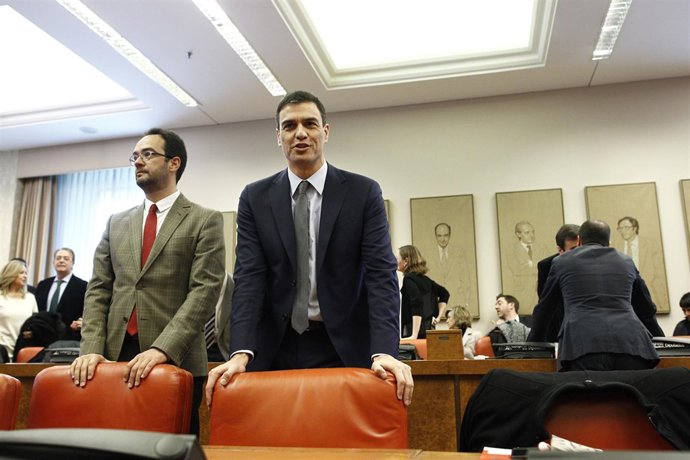 Antonio Hernando y Pedro Sánchez en la reunión del grupo socialista