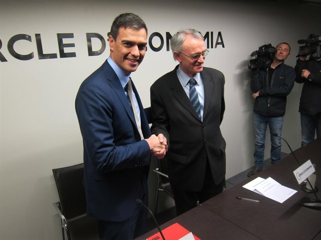 El presidente del Círculo de Economía, A.Costas, y el líder del PSOE, P.Sánchez.