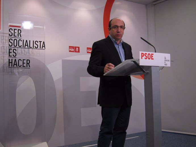 El secretario de Economía del PSOE, Vicente Urquía, analiza el paro