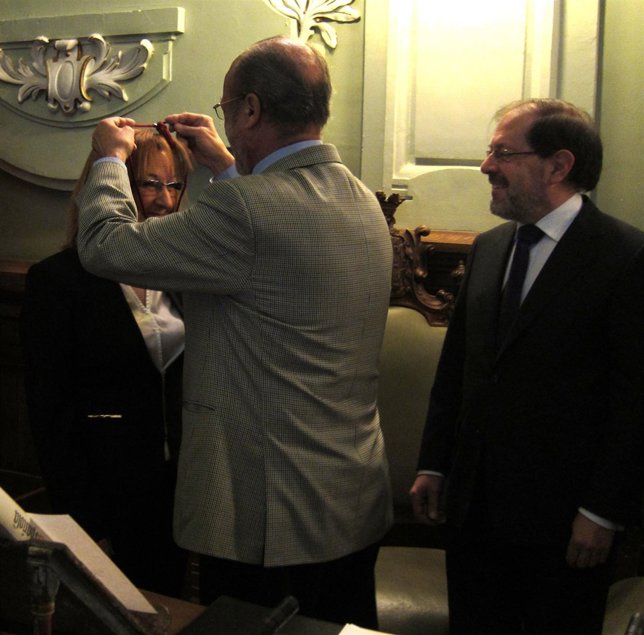 El alcalde de Valladolid pone la medalla a la concejal Consuelo de León