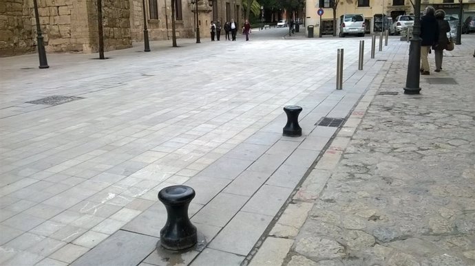 Sustitución de baldosas al lado de la Catedral de Palma de Mallorca