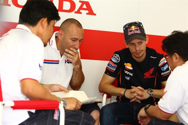 Casey Stoner conversa con los miembros del equipo HRC
