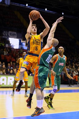Duelo entre Valencia Basket y Baloncesto Sevilla