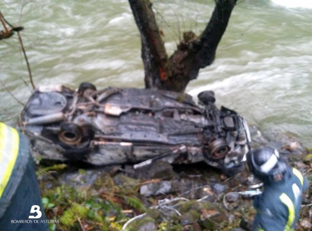 Coche accidentado en Allande. 