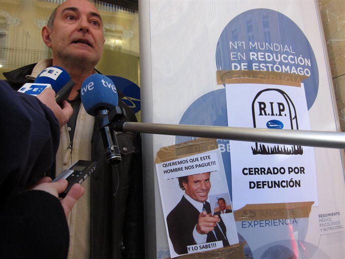 Boïls atiende a los medios en la concentración ante Corporación Dermoestética.