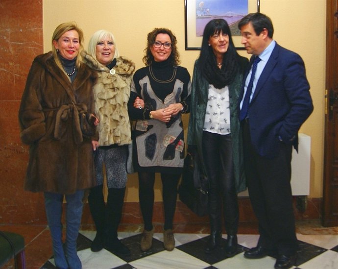 Representantes institucionales junto con la delegada