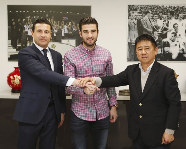 Antonio Barragán firma su renovación con el Valencia 