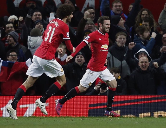 Juan Mata y Marouane Fellaini celebran un gol con el Manchester United