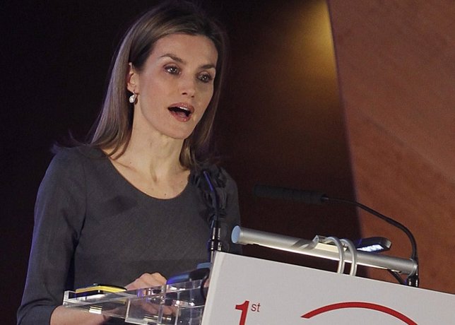 Doña Letizia y la prevención por bandera en los jóvenes contra el cáncer de piel