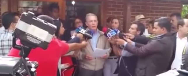 Uribe ofreción una rueda de prensa sobre masacre de El Aro