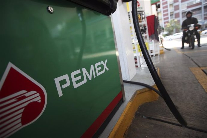 Logo de Pemex en una estación de gas en la Ciudad de México