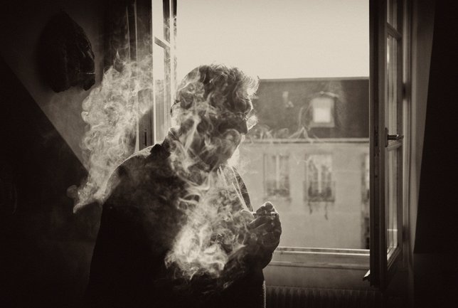 Hombre fumando