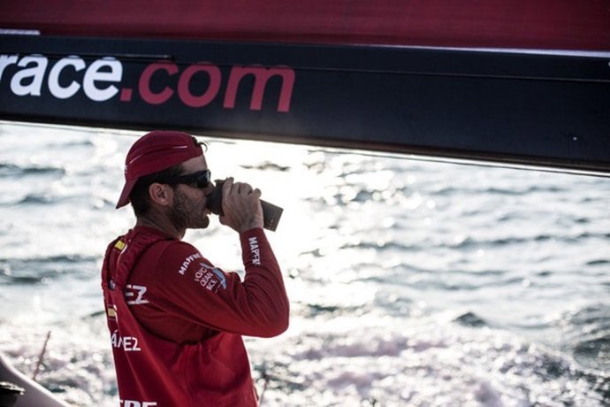 Carlos Hernández toma un café a bordo del MAPFRE