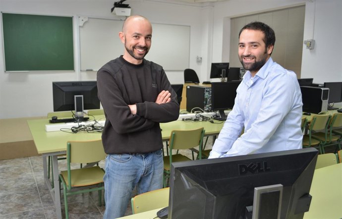 Iván Alhama y Manuel Cánovas en un aula de informática del Campus de Alfonso XII