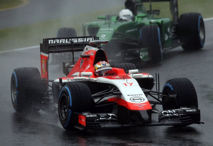 Jules Bianchi (Marussia) por delante de un Caterham