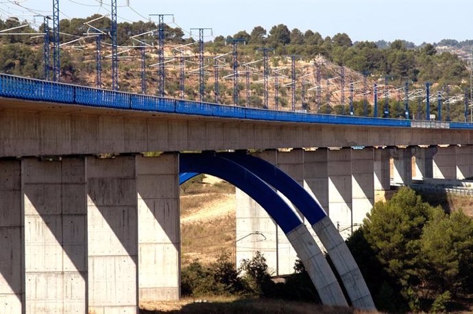 Viaducto de línea AVE de Adid